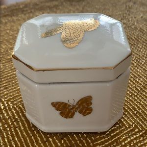 Porcelain Jewlery Box w/ 24k Gold Butterflies 🦋